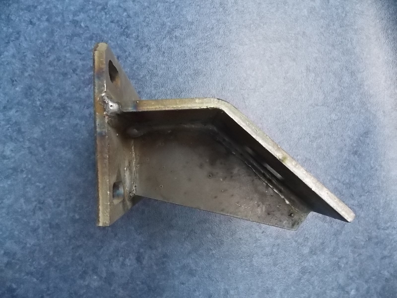 Lower left bracket is placed in front of the engine (process 20)-1