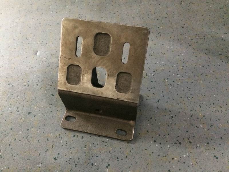 Нижний кронштейн подвески двигателя, передний правый, 90 , 11 * 40-1