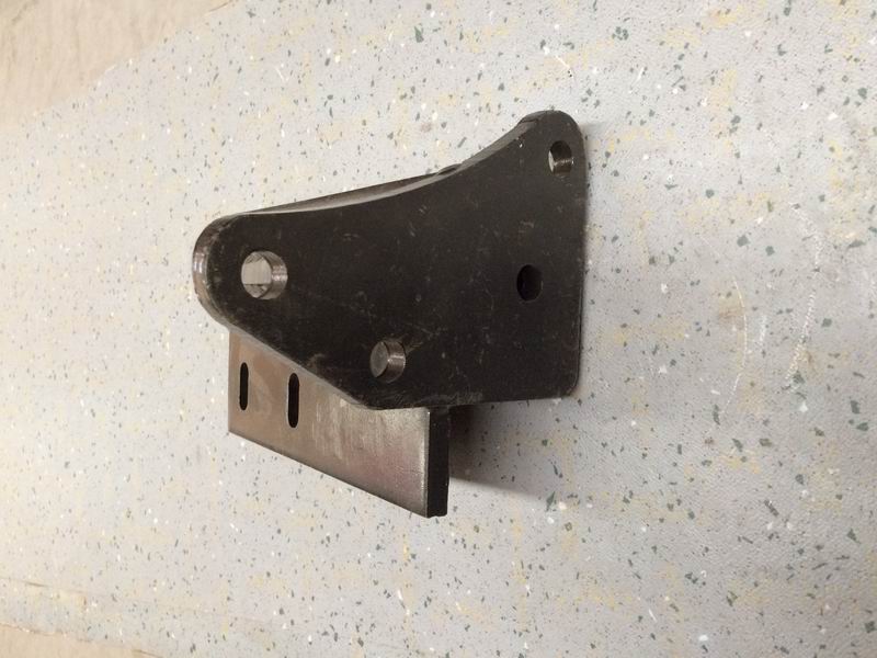 Кронштейн задней подвески верхний правый-1