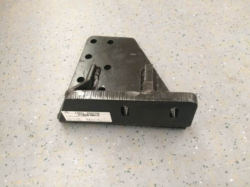 The upper right bracket is suspended in the rear of the engine-1