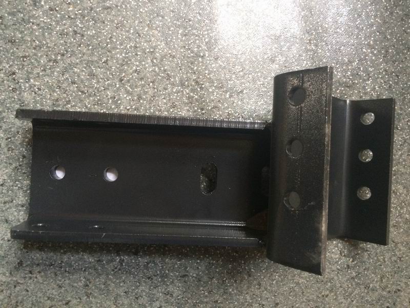 Нижний кронштейн передней подвески (симметричная деталь)-1