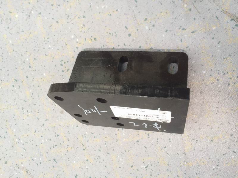 Кронштейн задней подвески верхний правый-1