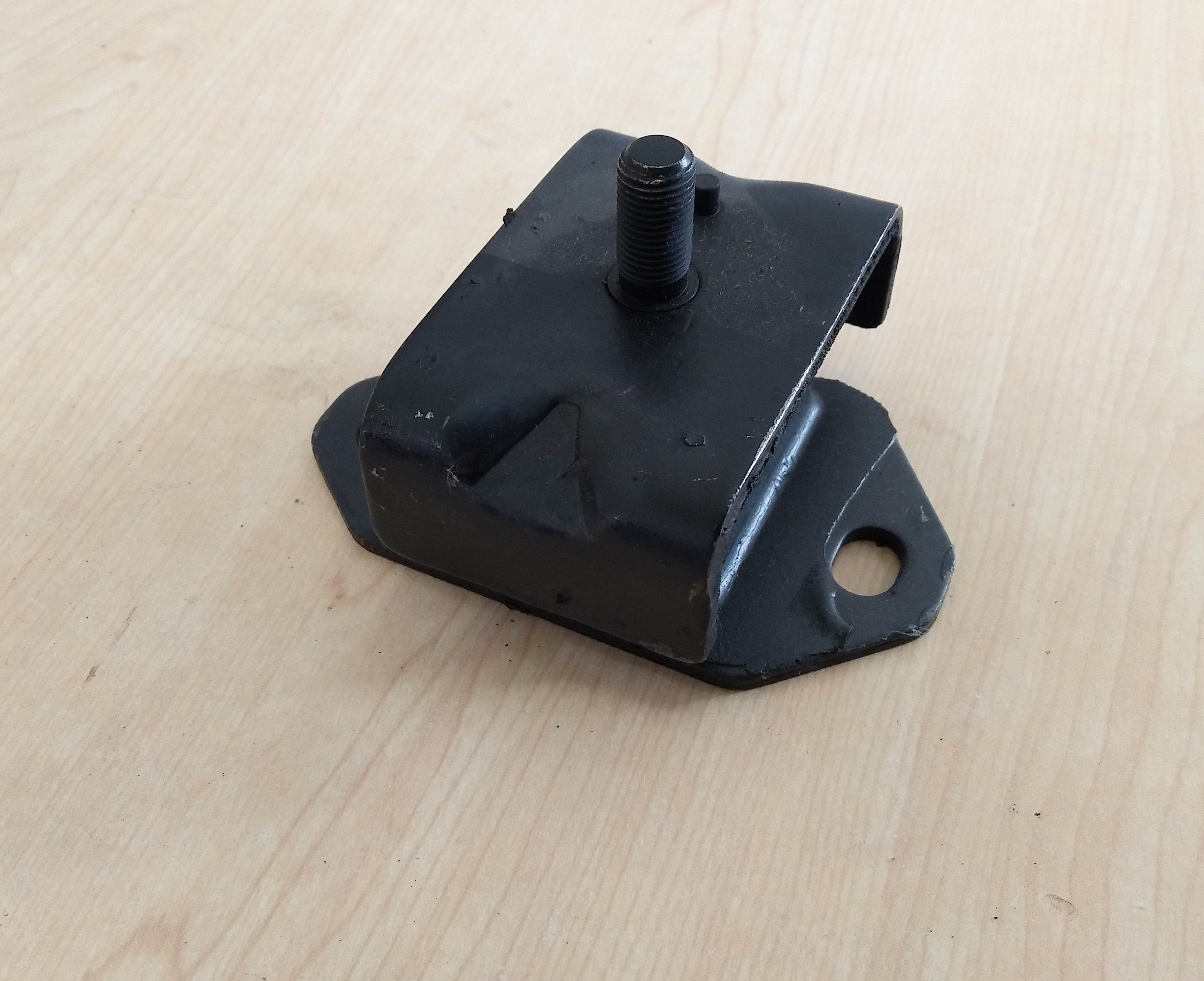 Engine right bracket pad