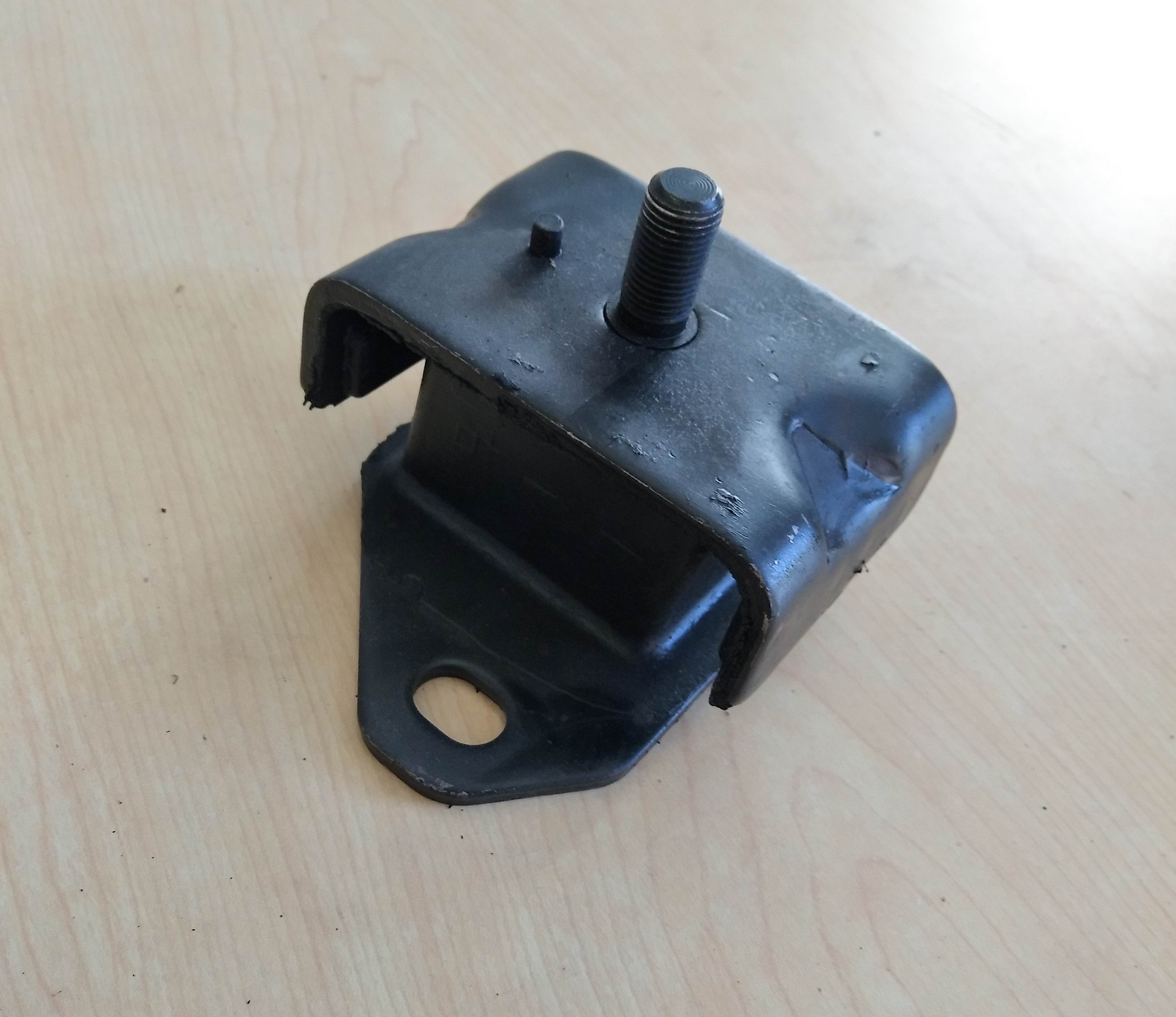 Engine right bracket pad-1