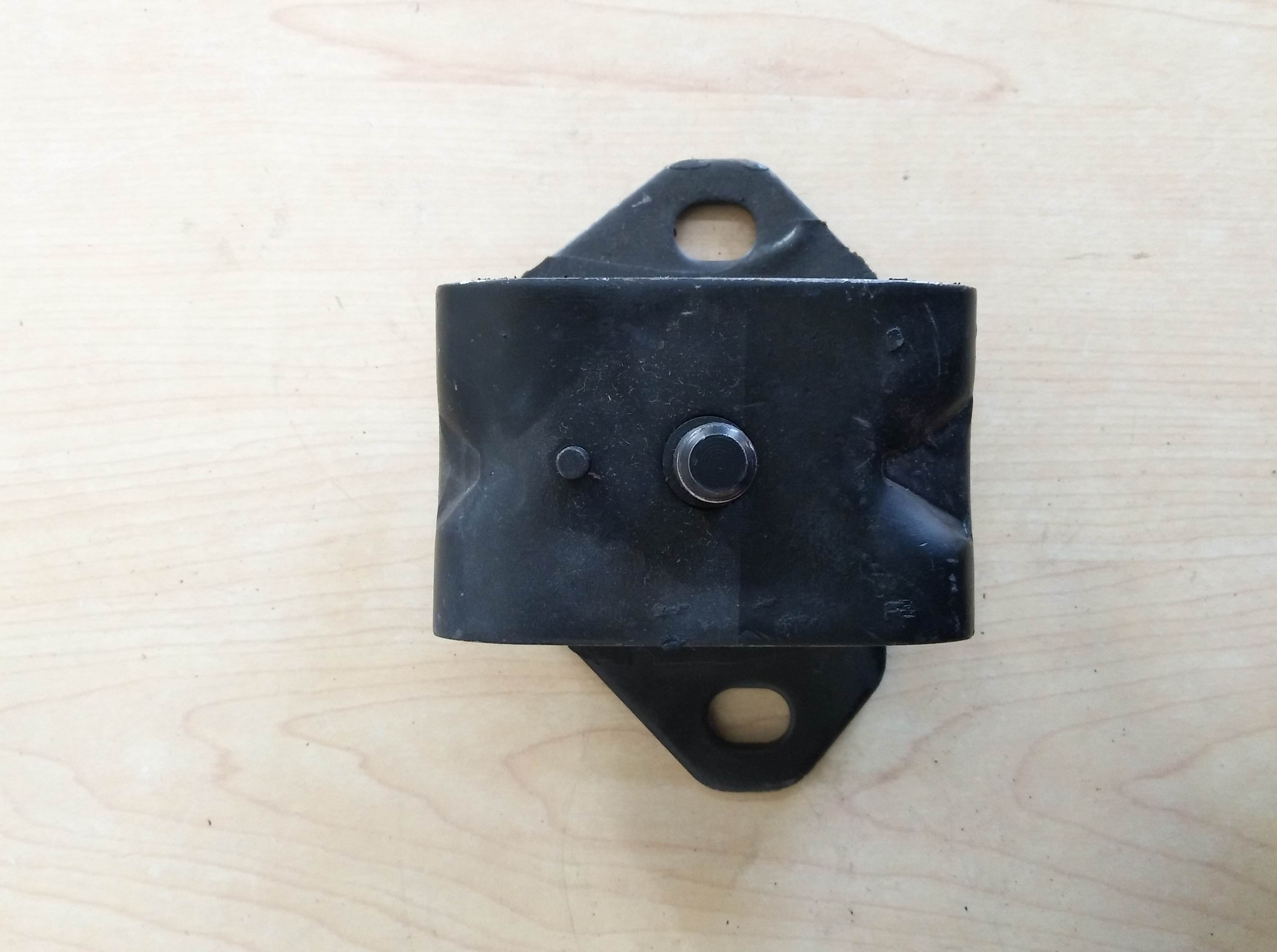 Engine right bracket pad-2