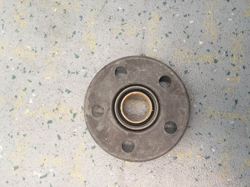 Передний сальник; приводной конец водяного насоса