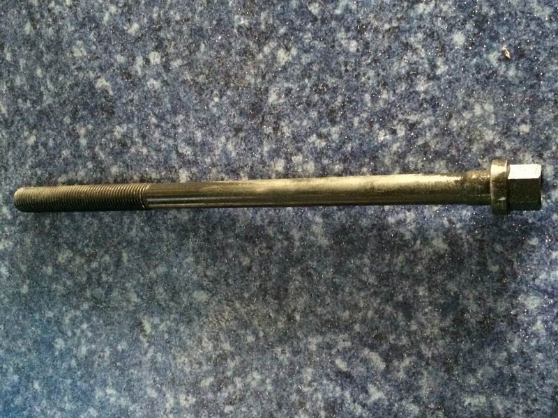 Длинный болт головки блока цилиндров