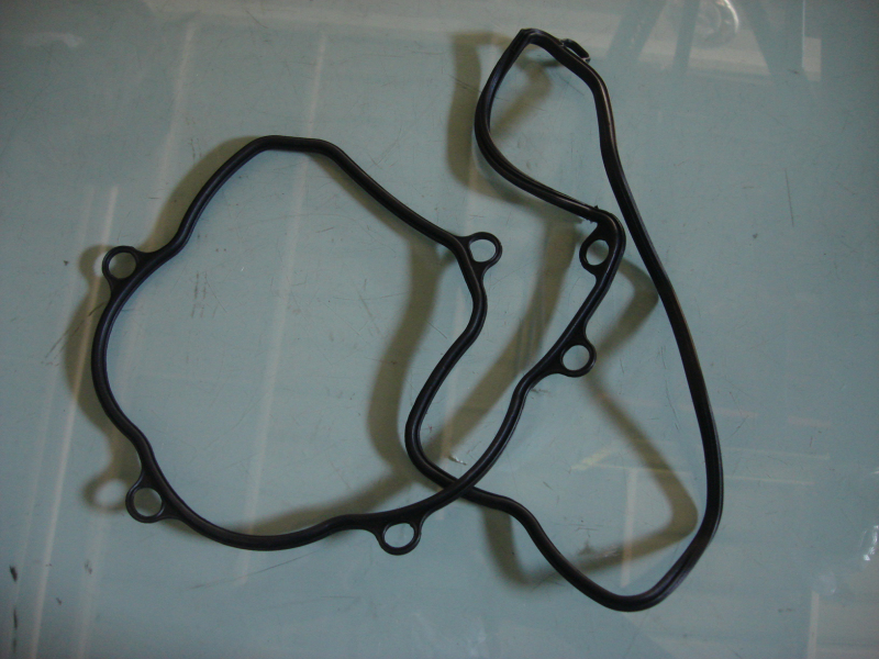 Cylinder head cover lining