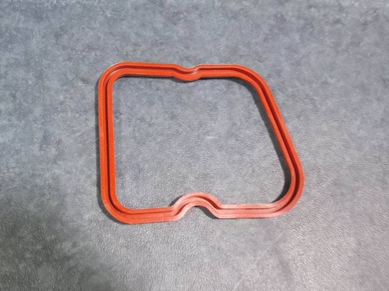 Cylinder head cover pad