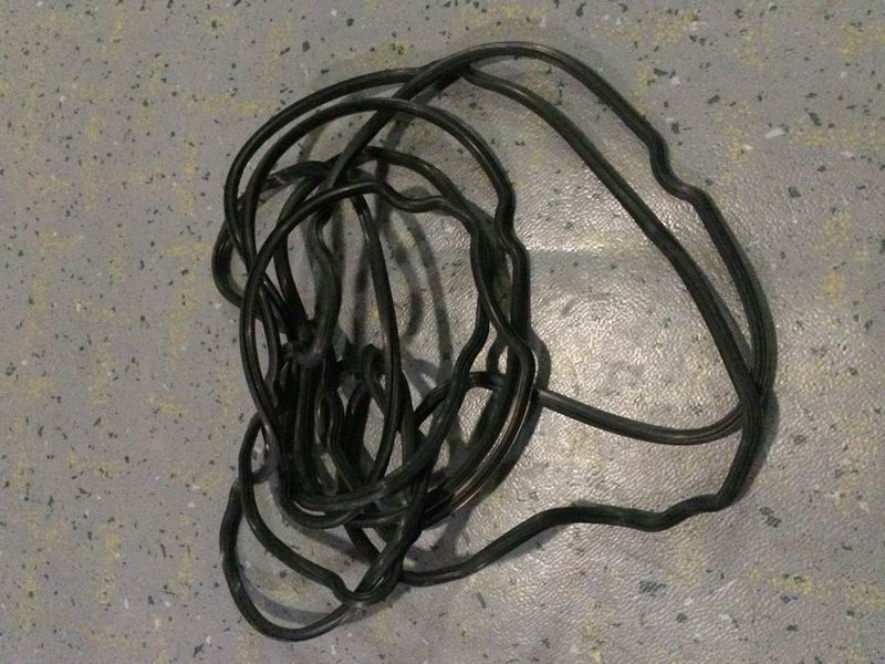 Cylinder head cover pad