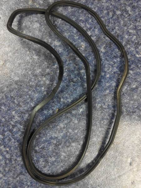 Cylinder head cover pad