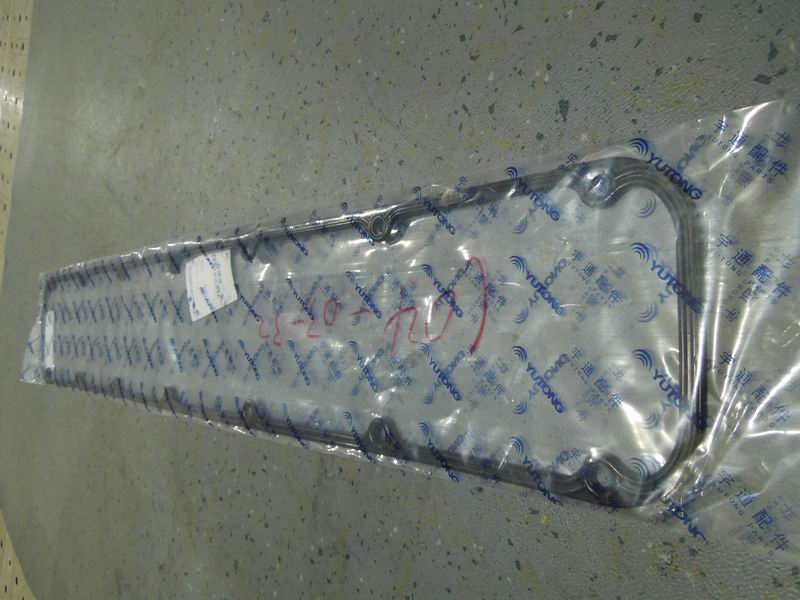 Cylinder head cover pad