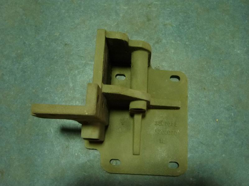 D Кронштейн генератора и принадлежности (детали указаны в каталоге EH). 9610 )