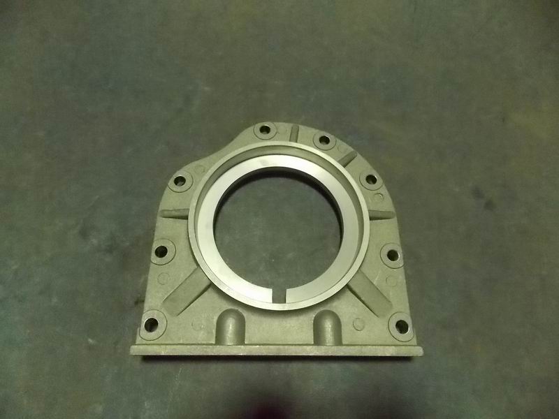 Посадочное место заднего сальника коленвала; (может использоваться для поколений 1005-01347 )