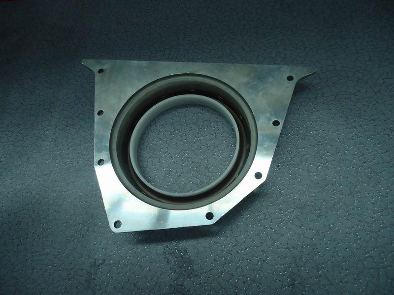 Посадочное место заднего сальника коленвала; задний сальник-1