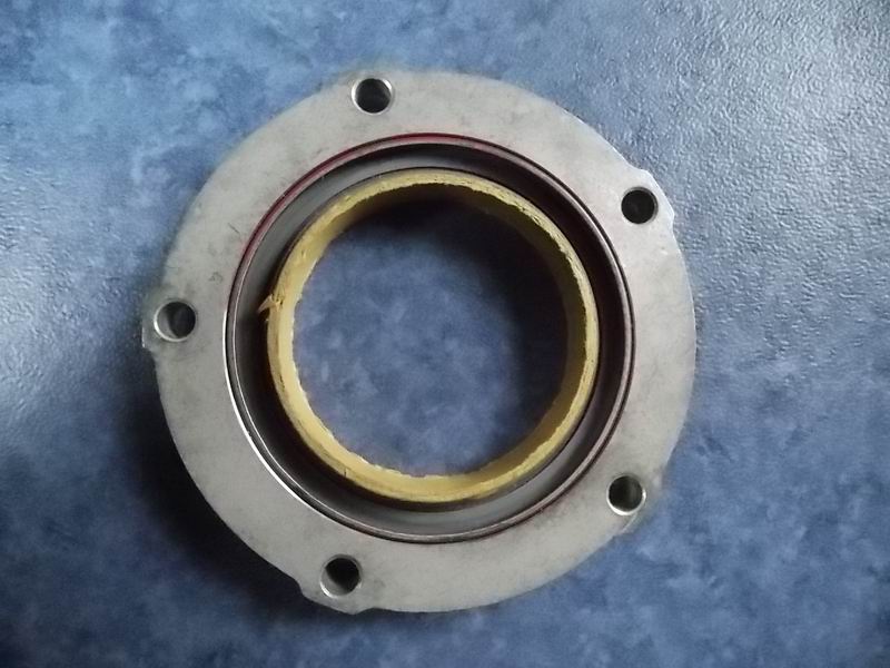 Crankshaft front oil seal and seat ring joint-1