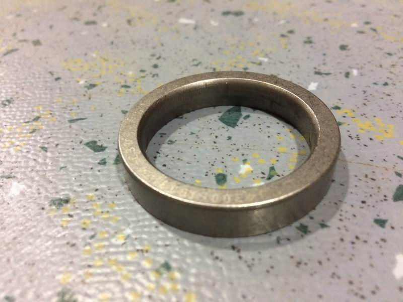 Седло выпускного клапана; можно заменить на 1007-01003