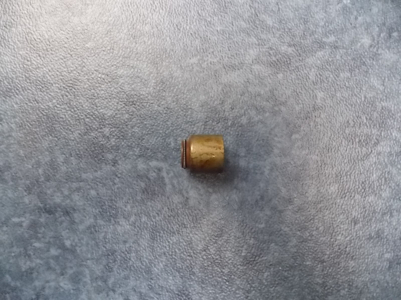 Крышка маслобарьера (сальник)-впускной и выпускной клапан