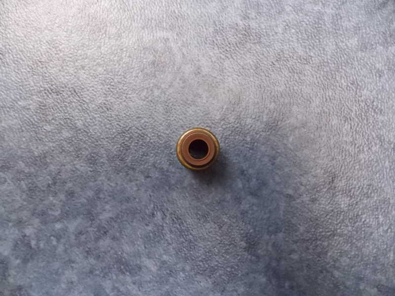 Крышка маслобарьера (сальник)-впускной и выпускной клапан-2