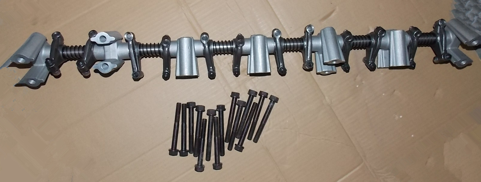 Вал коромысла в сборе; включая сиденье коромысла, коромысло, вал коромысла