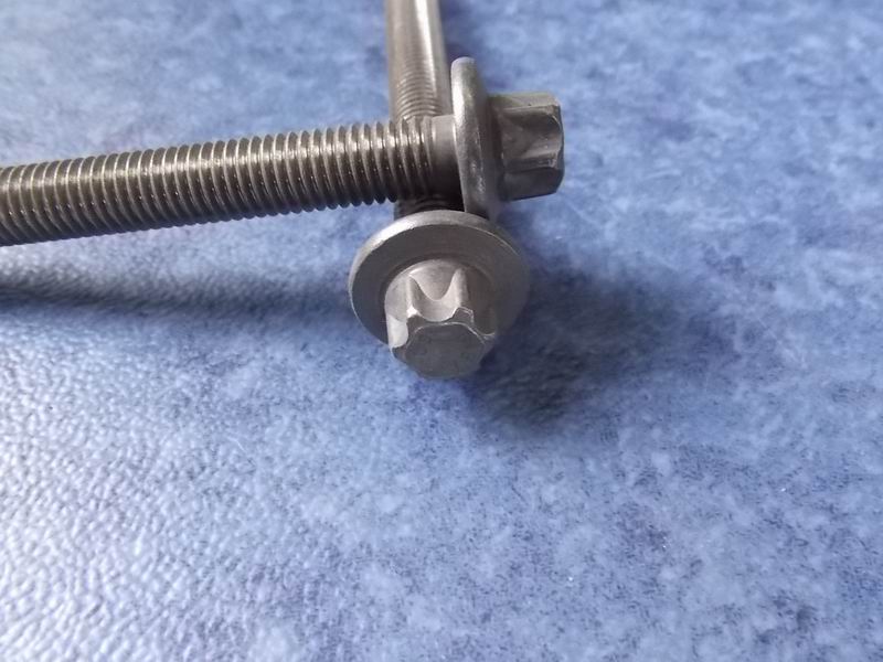 Exhaust manifold fastening bolts-1