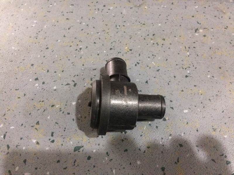 Противопомпажный клапан; можно заменить на 1000-00485-1