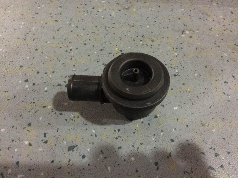 Противопомпажный клапан; можно заменить на 1000-00485-2