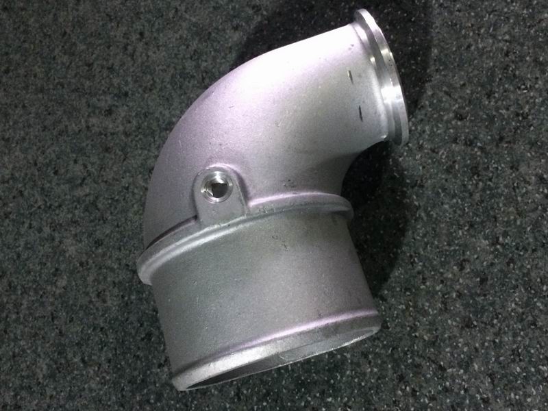 Supercharger air outlet connection pipe