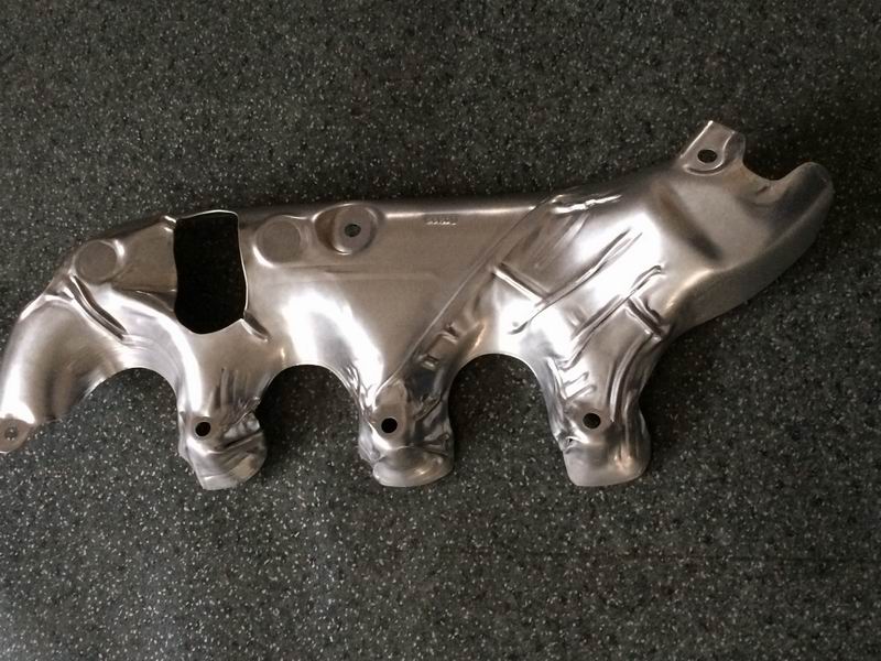 Exhaust manifold heat shield; right