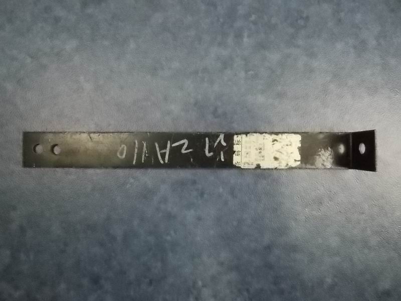 Fuel tank connection pipe bracket