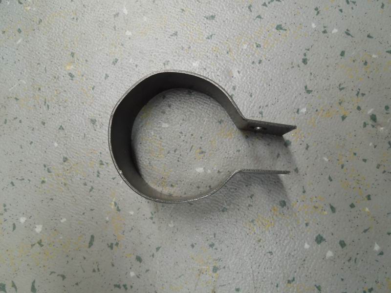 Clutch for fuel tank connection pipe