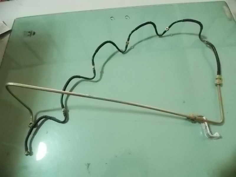 Fuel injector return pipe