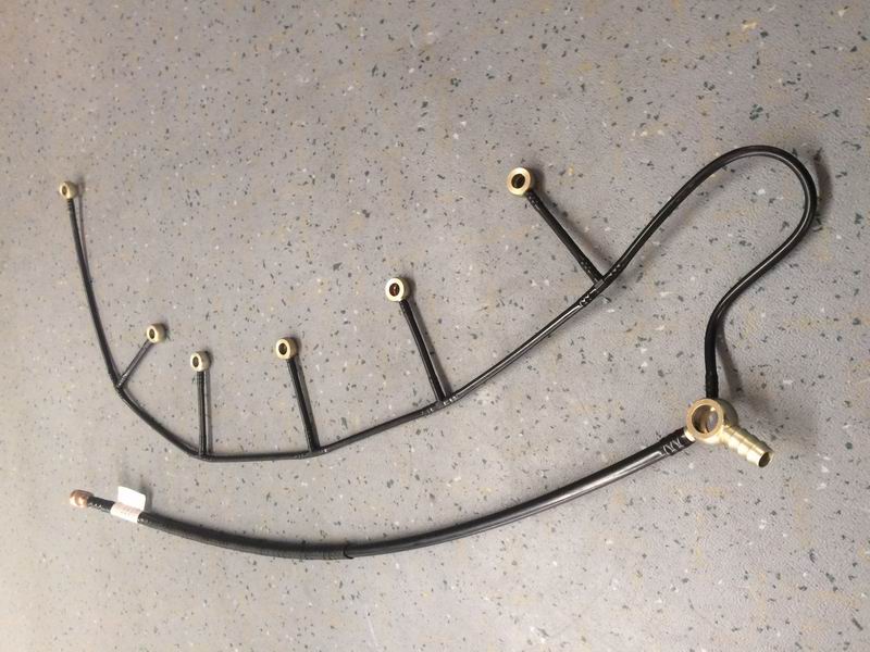 Fuel injector return pipe