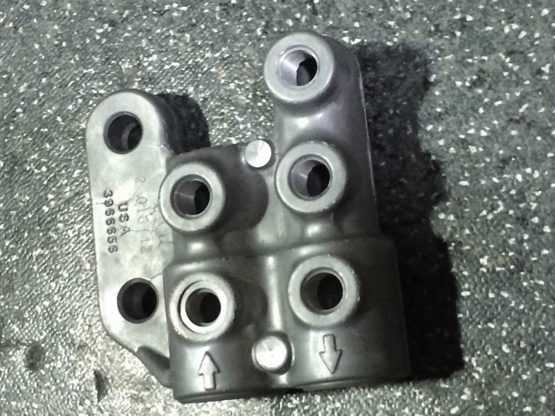 Fuel pump pipeline connector