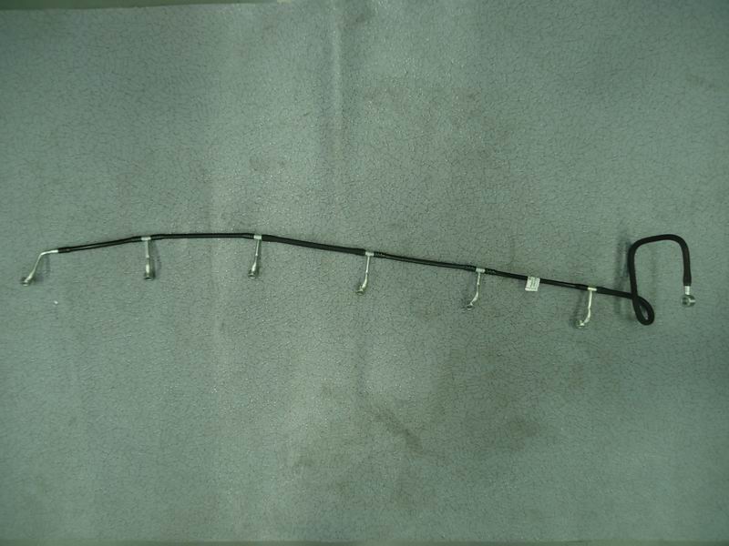 Fuel injector return pipe