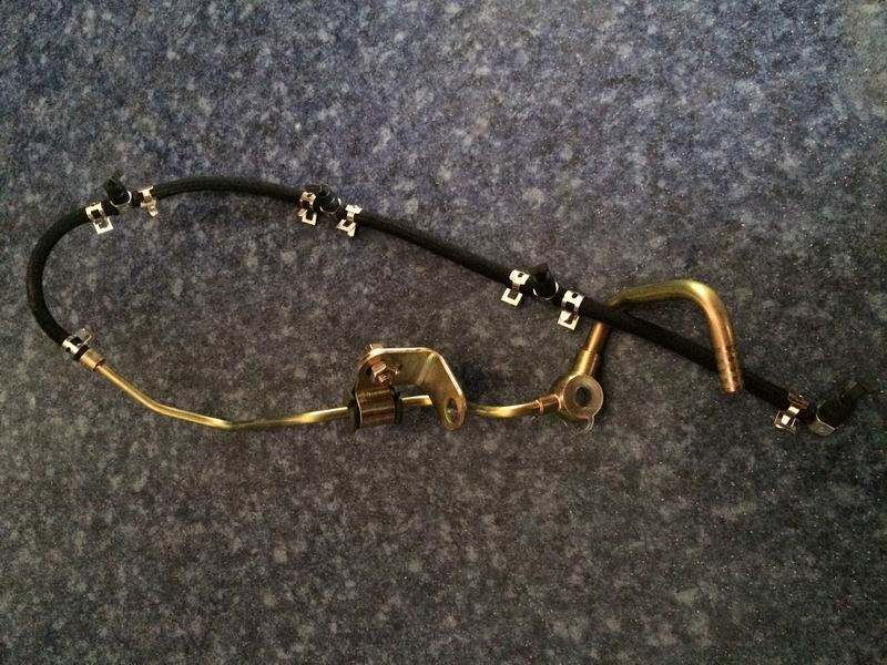 Fuel injector return pipe