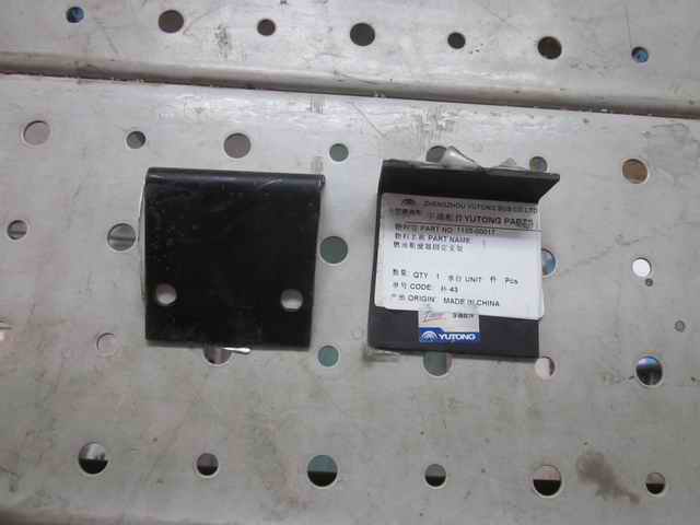 Fuel crude filter fixing bracket