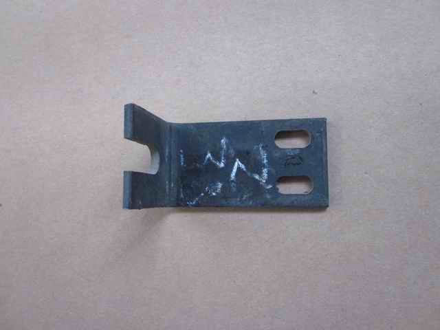 D throttle pull-line rear bracket