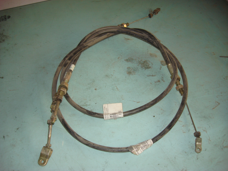 Поднимите узел троса управления.