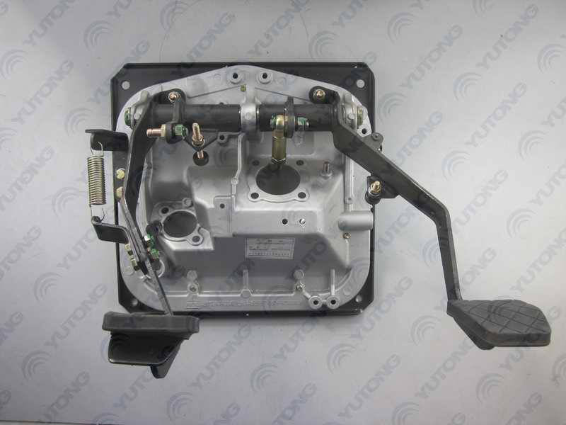 Педальный механизм, трехкомбинированная педаль, подвесного типа.