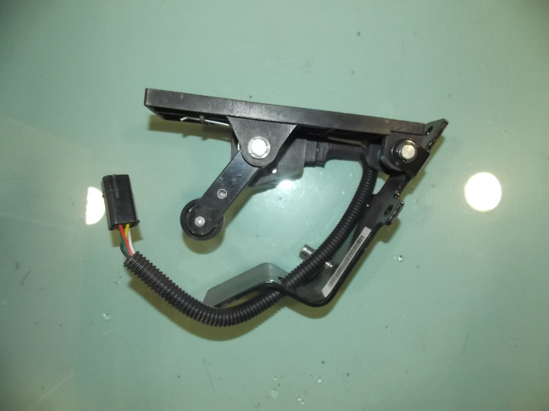 Электронная педаль газа в сборе-1