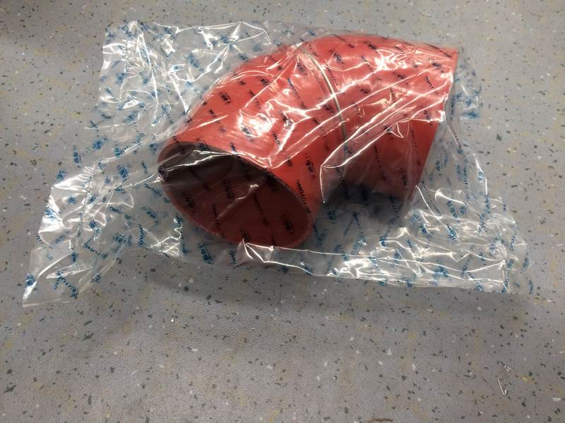 Угловой шланг, Φ 128- Ф 132 , 140 / 140 , кремний-1