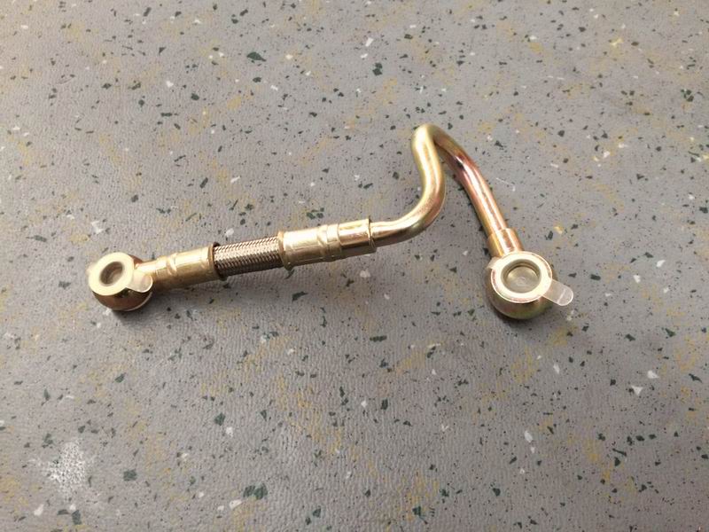 Engine oil inlet pipe-fuel injection pump