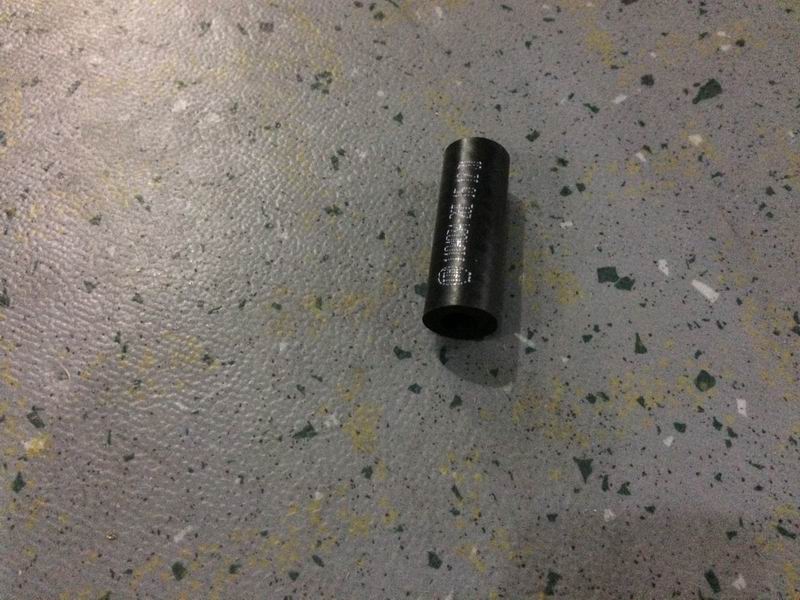 обратная труба; тройник для подключения ТНВД