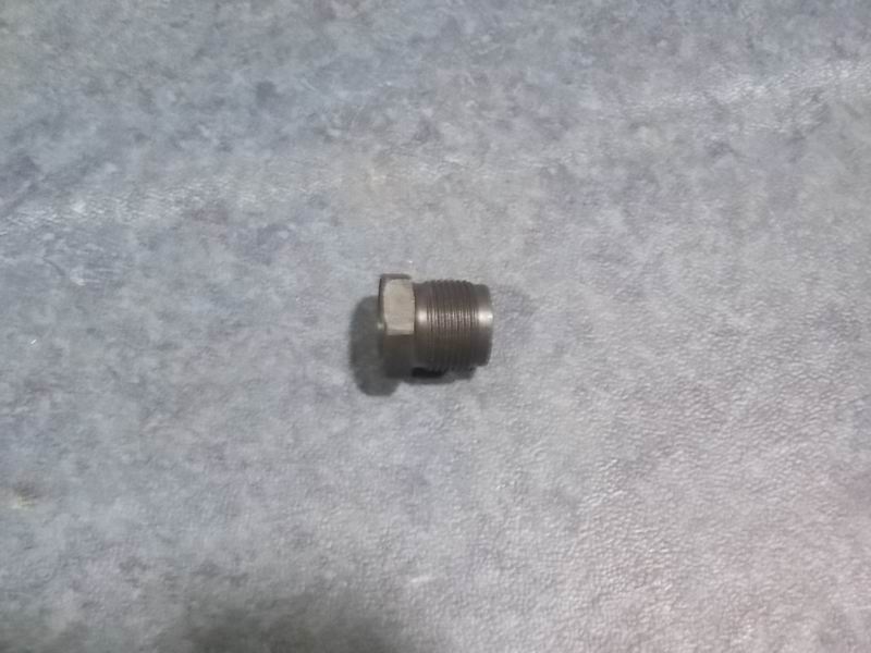 Fuel injector connection tube sleeve