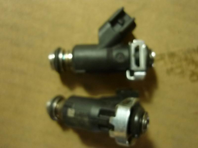 Fuel injector and fuel injector spring assembly