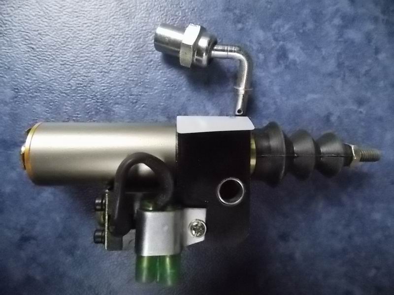 Oil-breaking cylinder assembly