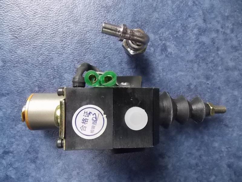Oil-breaking cylinder assembly-1