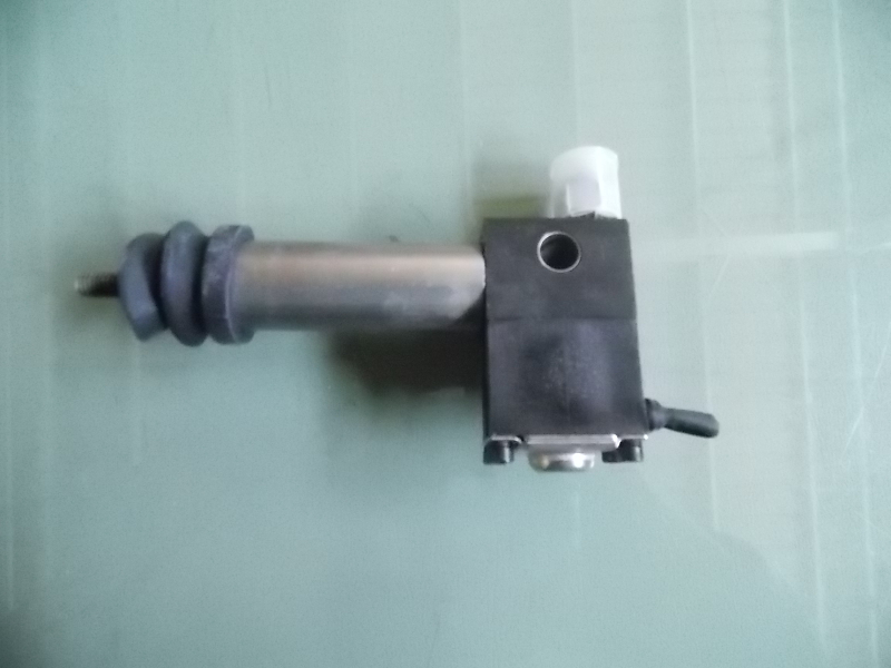 Oil-breaking cylinder