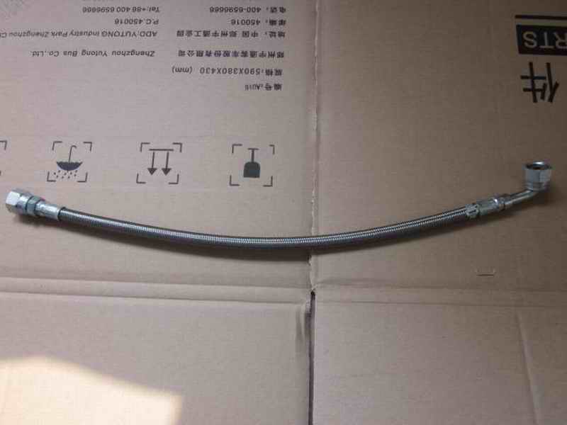 Supercharger oil inlet pipe